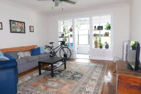 Image of Stunning SE Evanston 1Br w/ Large rooms, sun room, mod eat in kitchen, dishwasher & back deck