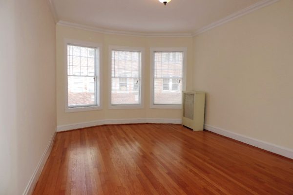 545-555 Hinman Ave living room