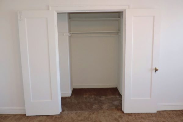 1570 Oak closet space