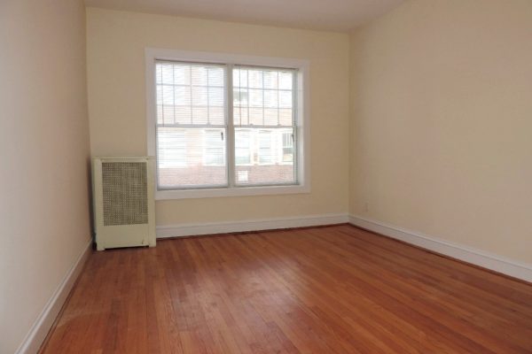 545-555 Hinman Ave living space