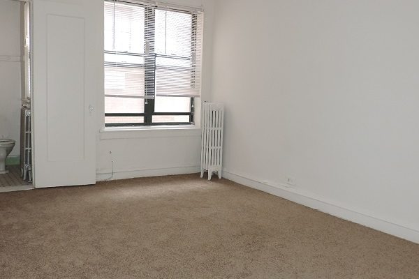 1570 Oak spacious bedroom