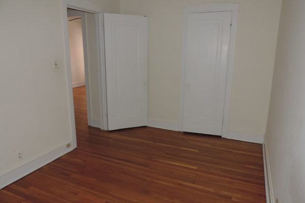 733-739 Hinman small bedroom