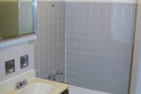 1040-1042 Ashland bathroom