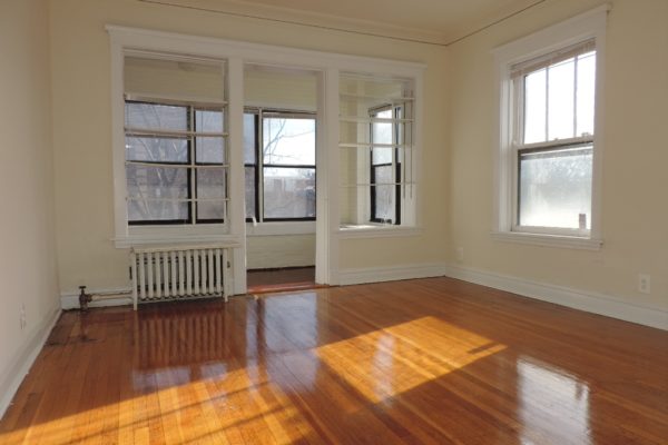 902-912 Elmwood/903 Main sunny living area