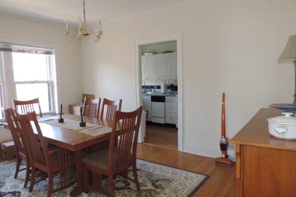 545-555 Hinman Ave dining room