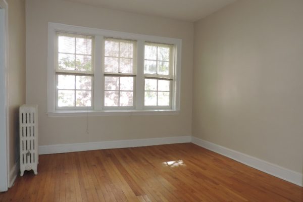 1452-1456 Oak/1107-1111 Lake dining area