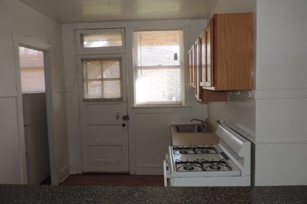 821-27 Elmwood kitchen