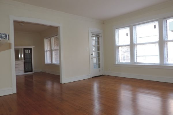 821-27 Elmwood living room