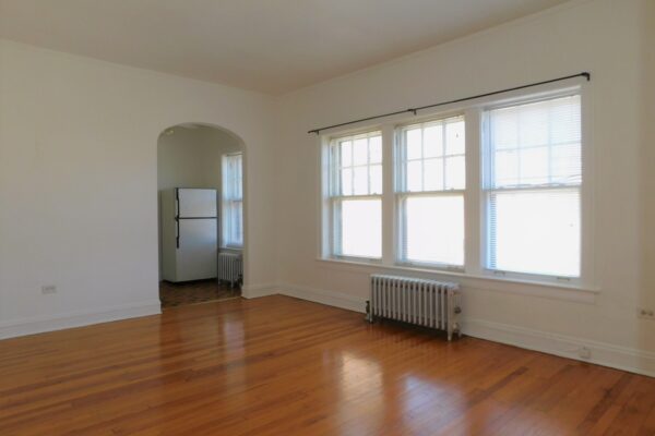 Image of Big, Bright south east Evanston 1Br steps to L w/nice eat in kit, DW & HWF