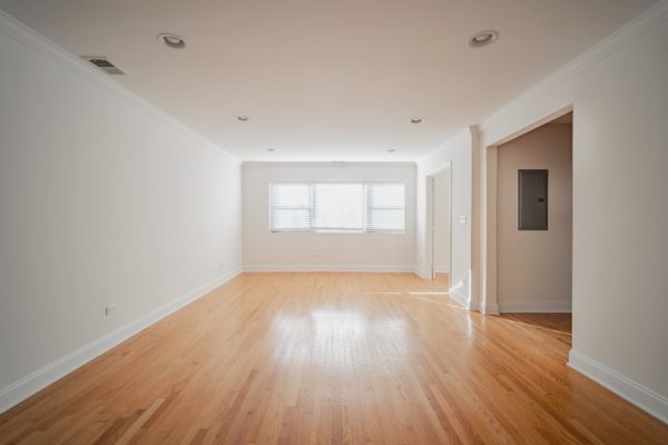 515 Sheridan Road spacious living area