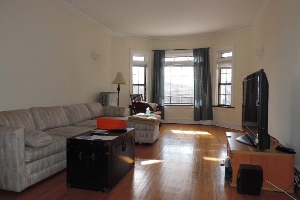 545-555 Hinman Ave living room