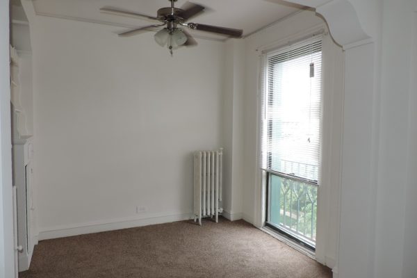 1570 Oak dining area