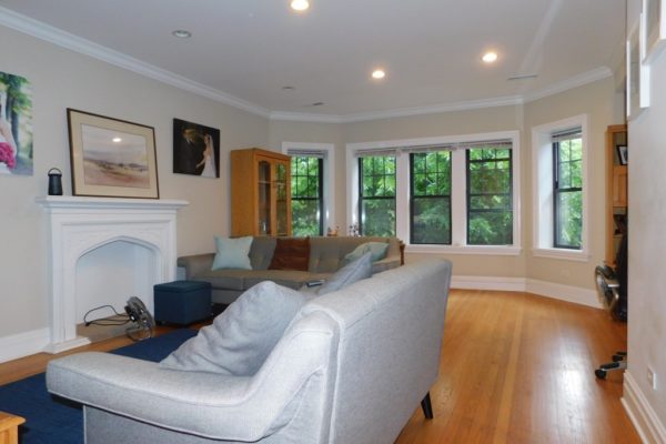 Image of Stunning SE Evanston 3Br/2ba! Completely rehab w/ oversized rms, high end kitchen, DW, central air & in unit laundry