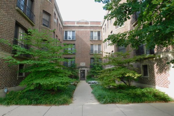 Image of Big, bright North studio Evanston w/ modern eat in kitchen, hwf & walk in closet!