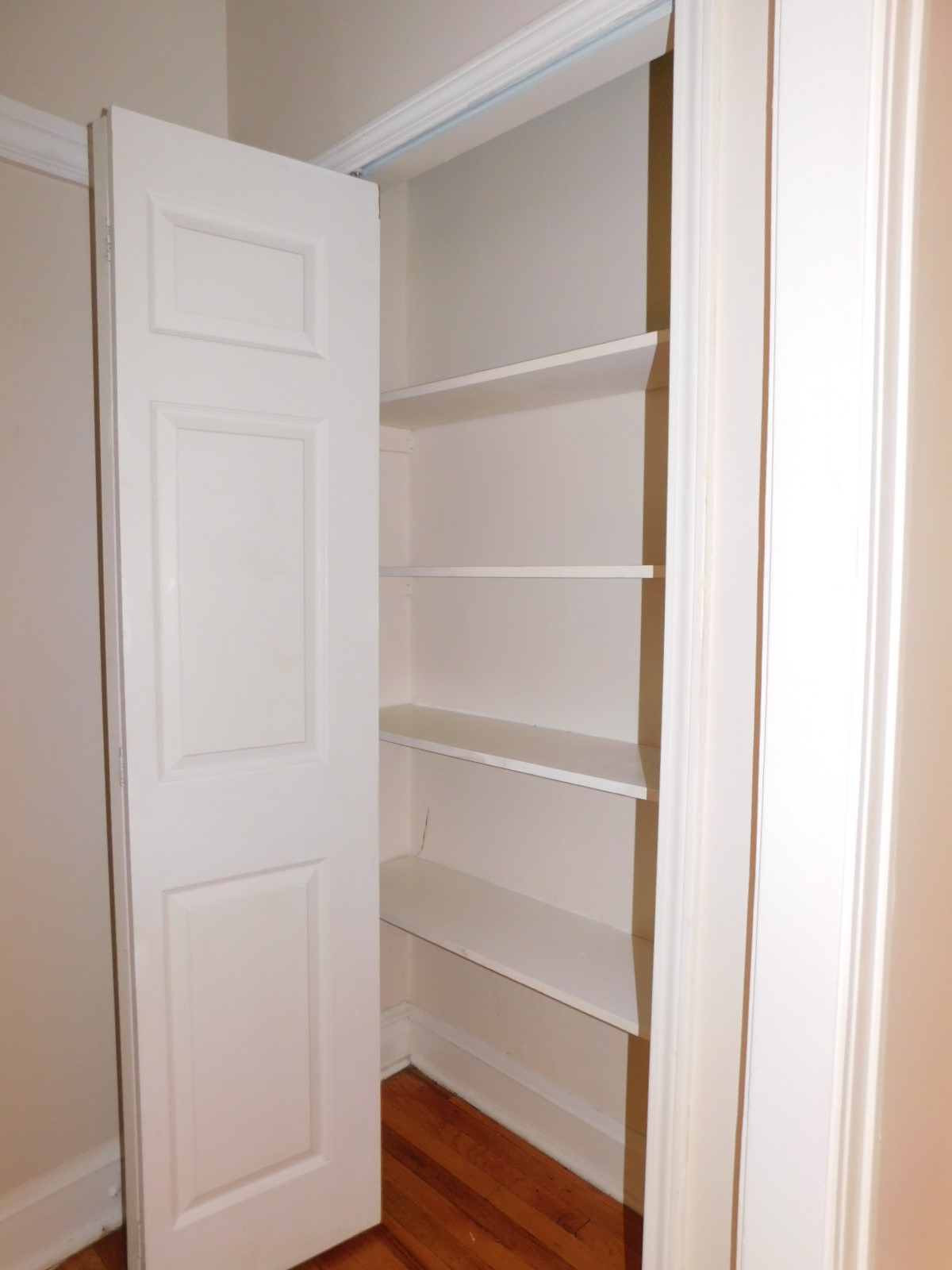 One bedroom apartment at 828 Reba Place Evanston, IL 60202 – North