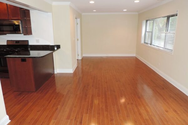 Image of Modern southeast Evanston 2Br/1ba with large rms, newer kit, in unit laundry and parking
