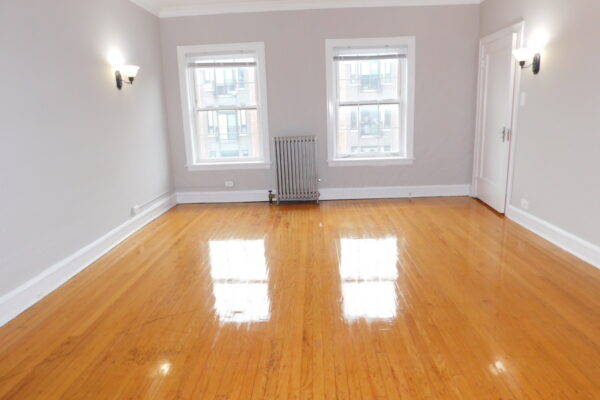 Image of Gorgeous North Evanston 2Br  w/ large rooms, mod kit, DW, HWF & lots of closets!
