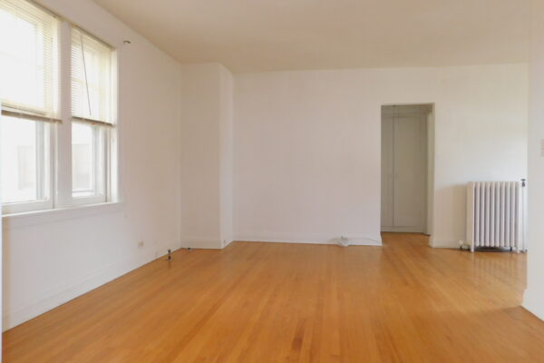 Image of Massive North Evanston studio w/eat in kit, HWF & big closets