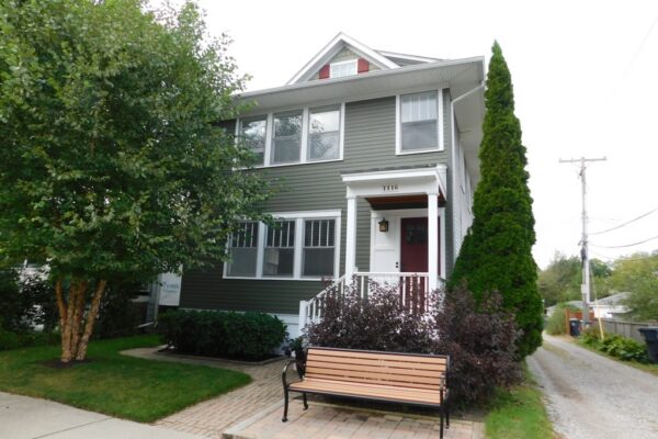 Image of Evanston- Beautiful two bedroom in two flat with modern kitchen, dishwasher, hardwood floors, den and back deck