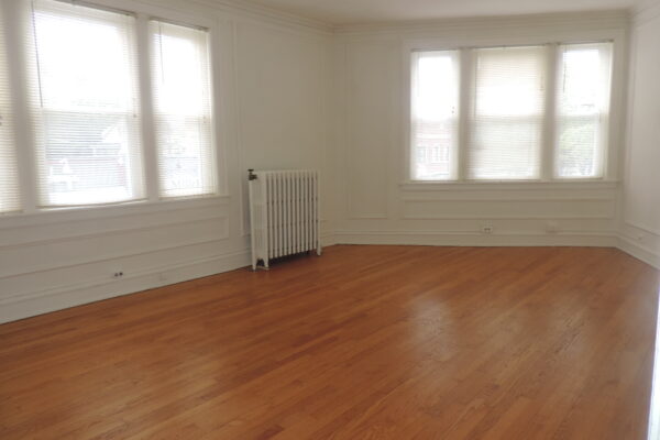 Image of Massive North Evanston studio w/modern eat in kit, HWF & big closets