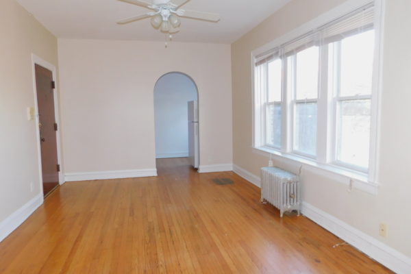 Image of Immaculate East Rogers Park Studio with large living space, HWF & great light.  1/2 block to the lake!