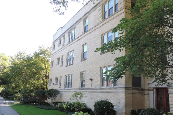 Image of Spacious SE Evanston 1Br – Modern kitchen with diswasher, HWF, big closets & dogs ok