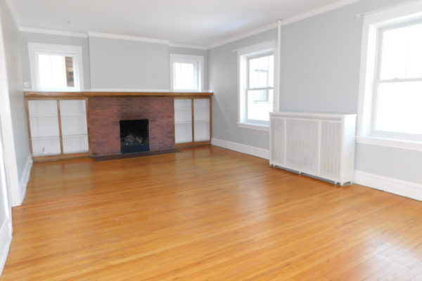 Image of Massive SE Evanston 2+bedrom/2 bath in flat w/sun room, den & parking.  Two blocks to the Lake!