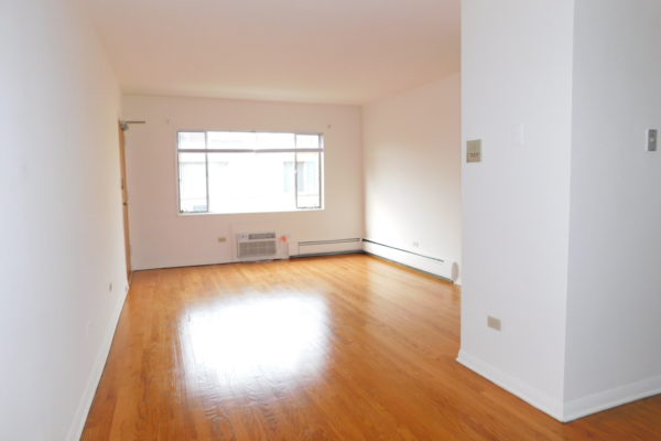 Image of Large North Evanston 1Br w/modern eat in kit, HWF, A/C and big closets