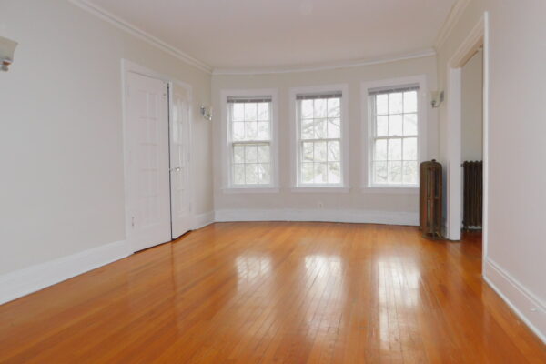 Image of East Wilmette- Massive one bedroom steps to the Purple line at 5th/Linden