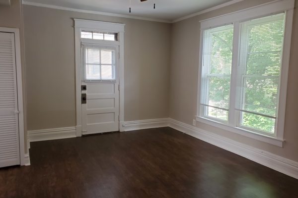 Image of Evanston-Big, bright one bedroom near Mid campus available 9/1