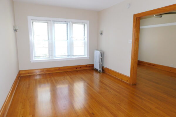 Image of Remodeled East Rogers Park 1br with Newer eat in kitchen, DW, stainless steel applicances and HWF!