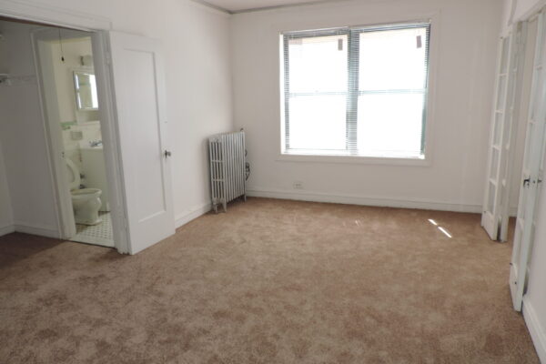 Image of Large downtown Evanston Studio – Steps to shopping, restaurants and one mile to campus!