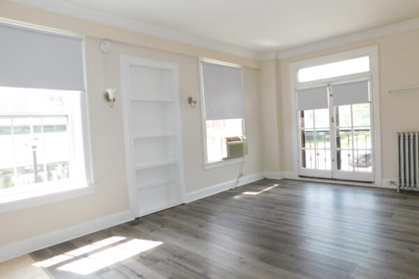 Image of Big, bright SE Evanston studio w/eat in kit, walk in closet & A/C!
