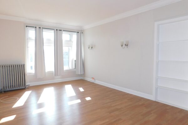 Image of Big, bright SE Evanston studio w/eat in kit, walk in closet & A/C!