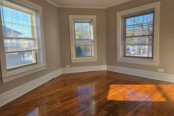 Image of Bright North Evanston 1Br w/modern kitchen, lots of closets & HWF!