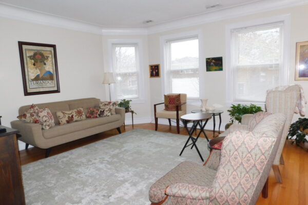 Image of Evanston- Gorgeous 3br/1.5Ba in flat w/mod kit, DW, central air, in unit laundry and garage