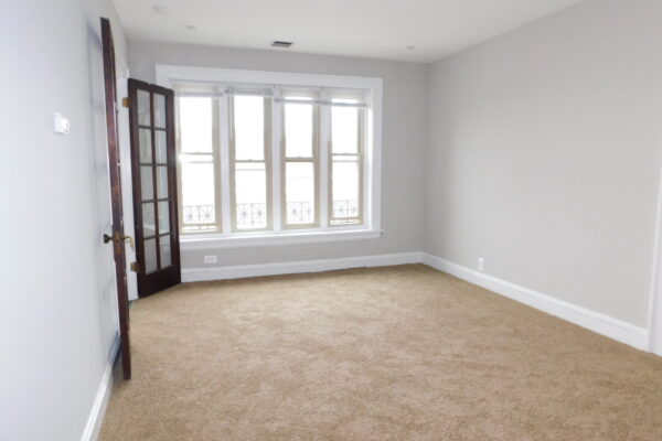 Image of Remodeled downtown Wilmette studio with New kit, DW, CA & Parking. Steps to shopping and restaurants!