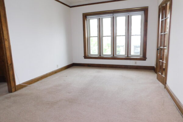 Image of Big, bright downtown Wilmette studio with clean kit/ba, DW, CA & parking. Steps to shopping and restaurants!